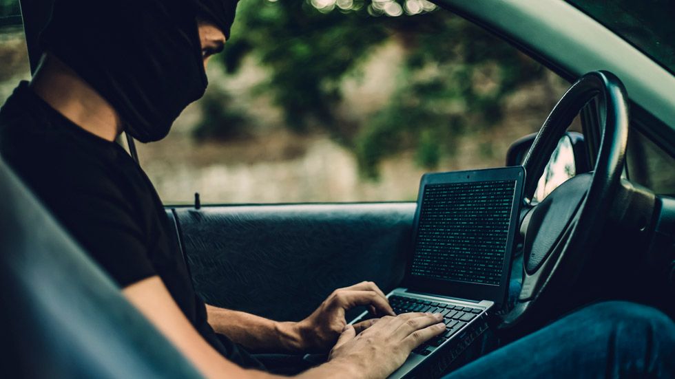 Cómo pueden hackearte el coche: la OCU te advierte de los riesgos