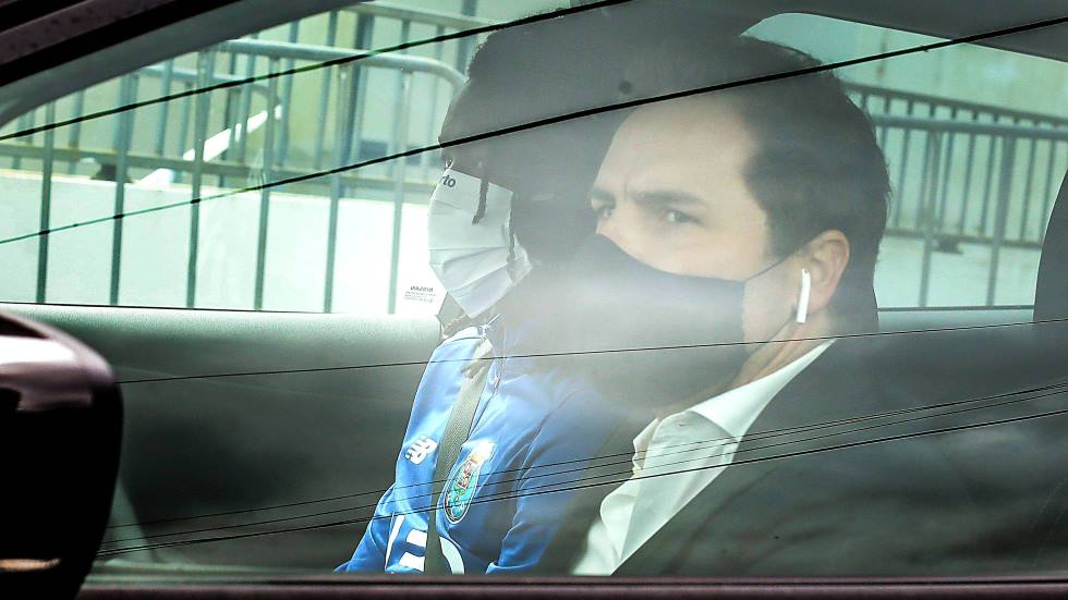 Un conductor y un acompañantes usando ambos mascarilla (Imagen: Cordon Press).