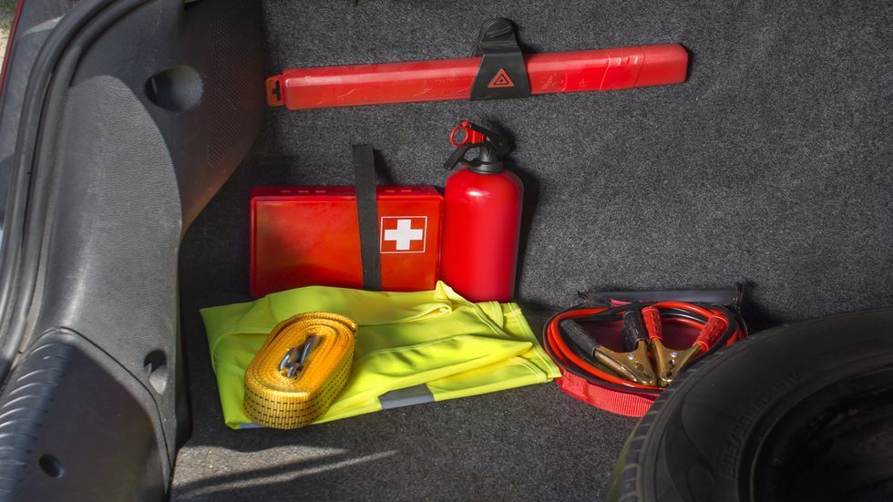 Los accesorios obligatorios y recomendados que debes llevar siempre en el  coche, según la OCU