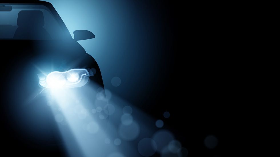 Si usas mal las luces de tu coche te pueden poner todas estas multas. | Foto: iStock