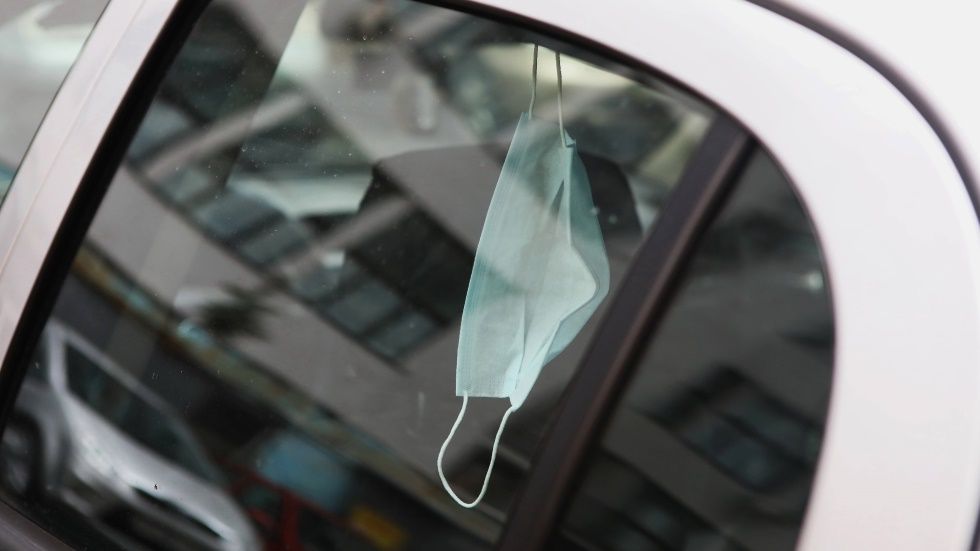 Las mascarillas que no debes usar en el coche: cuáles incumplen la normativa