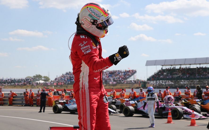 Vettel festeja un triunfo mientras Alonso mira desde lejos