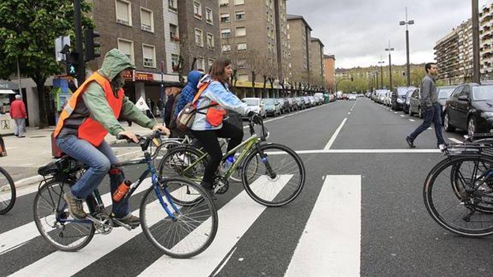 Los ciclistas que cruzan montados en su bici un paso de peatones pueden ser multados (Imagen: Twitter de la Guardia Civil)