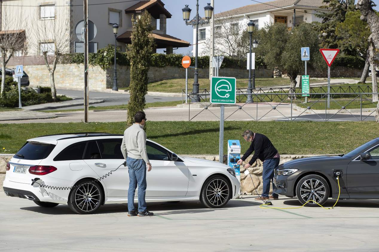 BMW 330e vs Mercedes C 300 de: duelo de berlinas híbridas enchufables