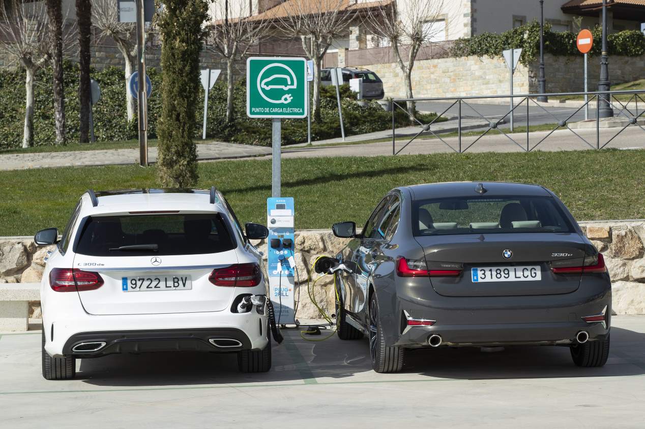 BMW 330e vs Mercedes C 300 de: duelo de berlinas híbridas enchufables