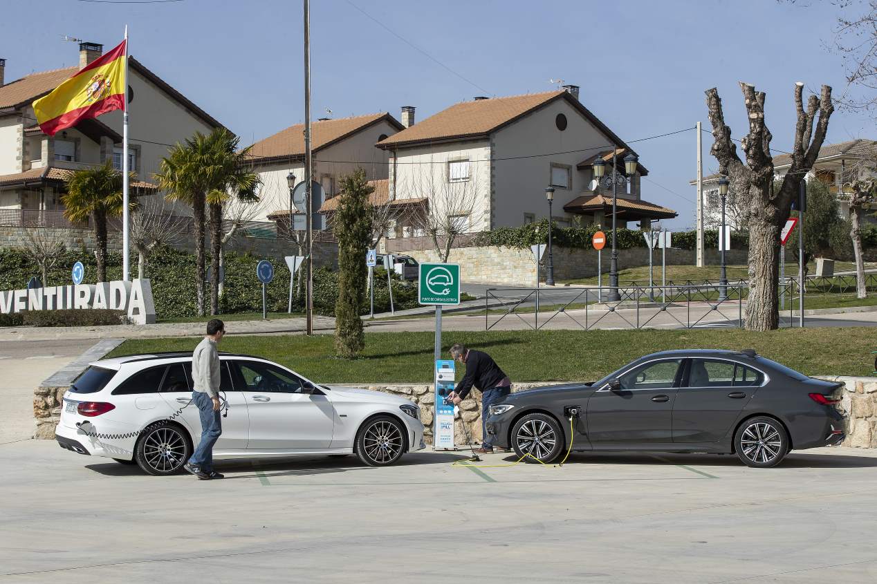 BMW 330e vs Mercedes C 300 de: duelo de berlinas híbridas enchufables