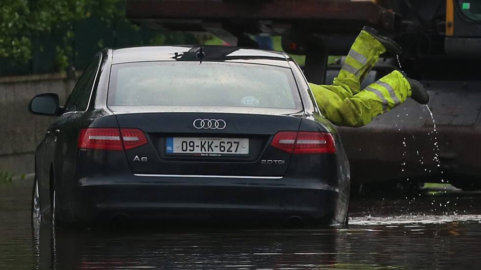 Cómo actuar con el coche si te sorprende una tormenta de primavera o de verano