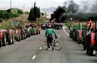 Los payeses de la fruta seca cortan las carreteras de Tarragona