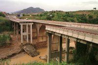 La tromba de agua en Cataluña arrastra un puente en la N-II La tromba de agua en Cataluña arrastra un puente en la N-II