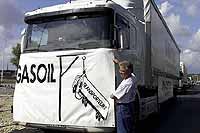 Los camioneros franceses impiden la distribución de combustible y provocan el pánico entre los automovilistas Los camioneros franceses impiden la distribución de combustible y provocan el pánico entre los automovilistas