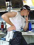 Alonso paga cara su inexperiencia y De la Rosa sufre un fallo mecánico Alonso paga cara su inexperiencia y De la Rosa sufre un fallo mecánico