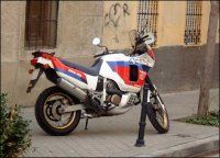 Barcelona inicia una campaña contra las motos aparcadas en las aceras