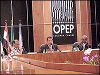 Chávez vuelve a Venezuela y, con él, la política dura de la Opep
