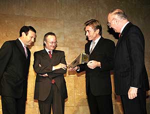 Renault recoge el premio “Coche del Año 2003” 