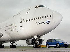 Un Touareg arrastra un Boeing 747