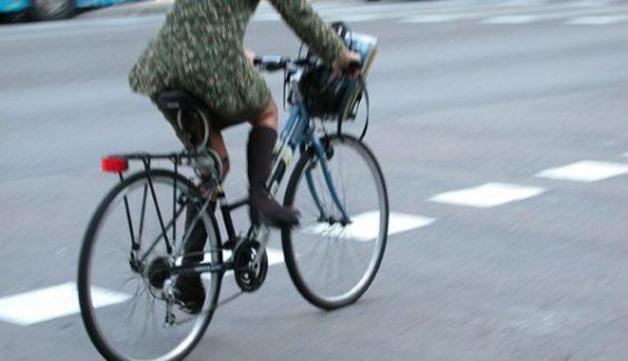 Una conductora atropella y agrede a un ciclista
