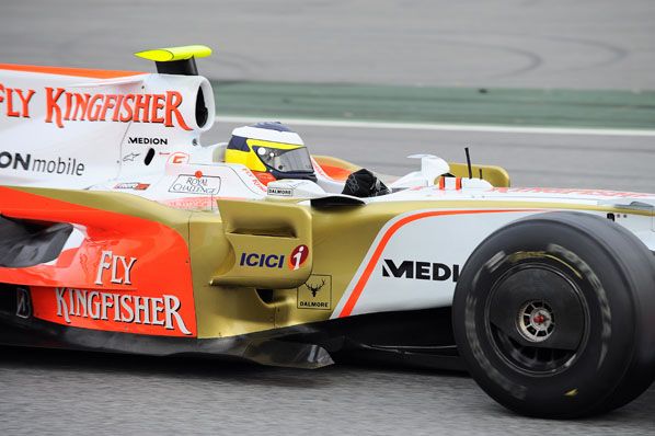 Vettel al frente