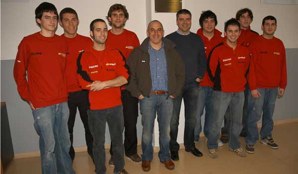 Alumnos de Monlau con Subaru