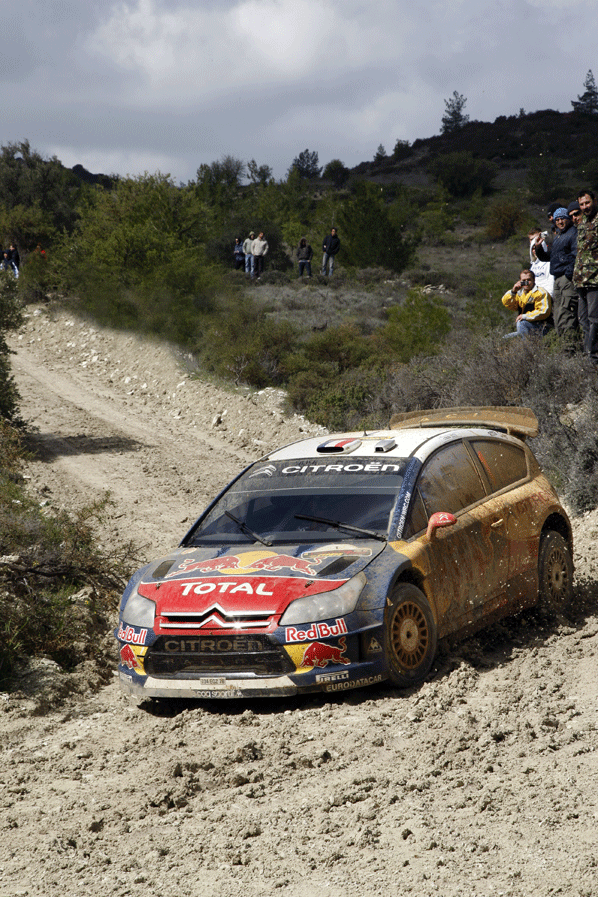 Hirvonen, solo, detrás de los Citroën Hirvonen, solo, detrás de los Citroën