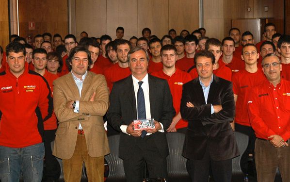 Carlos Sainz en la escuela