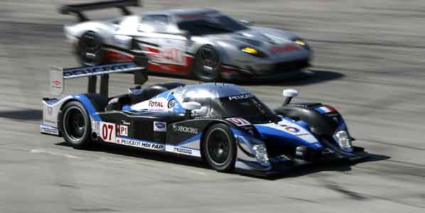 Peugeot contra Aston Martin Peugeot contra Aston Martin