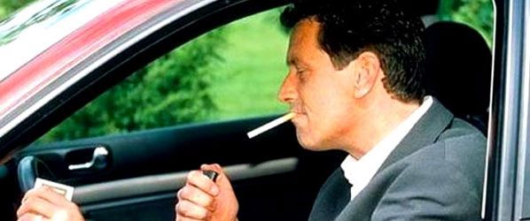 ¿Prohibirías fumar al volante?  