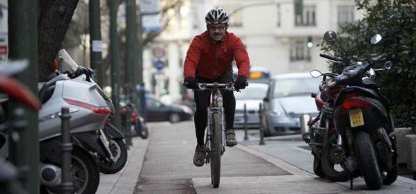 ¿Bicis por las aceras? Los peatones dicen ‘no’  