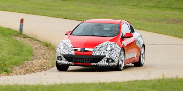 Opel Astra GTC, así se mueve