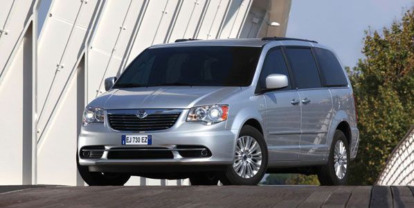 Lancia Voyager, ya a la venta