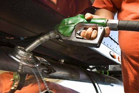 La CNE propone gravar con un "céntimo Verde" el combustible