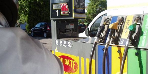 Francia: menos impuestos a los carburantes
