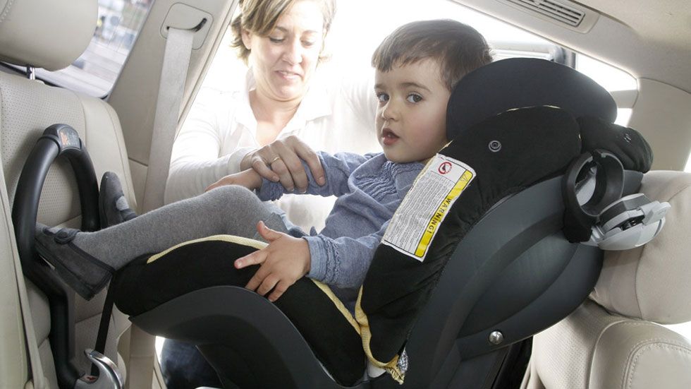 Colocar a los niños en una 'silla' en sentido contrario a la marcha reduce un 75% el riesgo de lesiones, según estudio