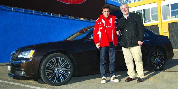 Fernando Alonso estrena coche... de calle