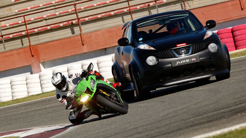 Nissan Juke-R vs Kawasaki ZX-10R: Ninja vs Godzilla