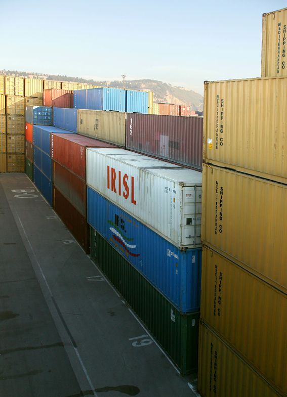 La CNC castiga a los transportistas del Puerto de Barcelona