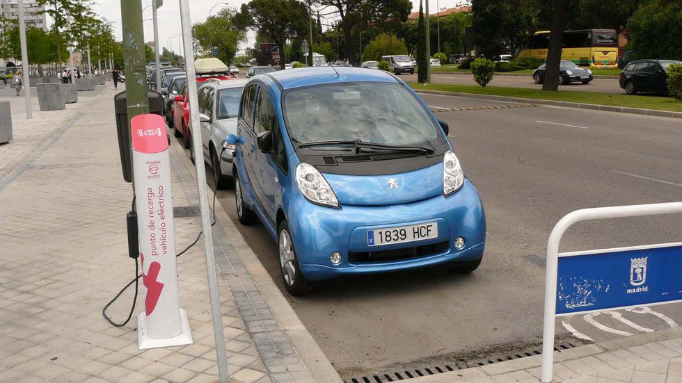 Madrid echa el freno al coche eléctrico
