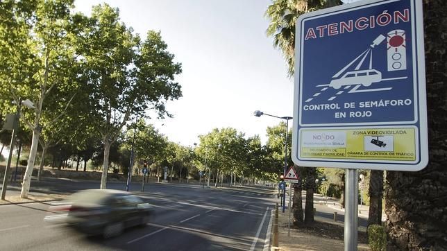 Anulada una multa por rebasar un semáforo por la escasa la duración del ambar