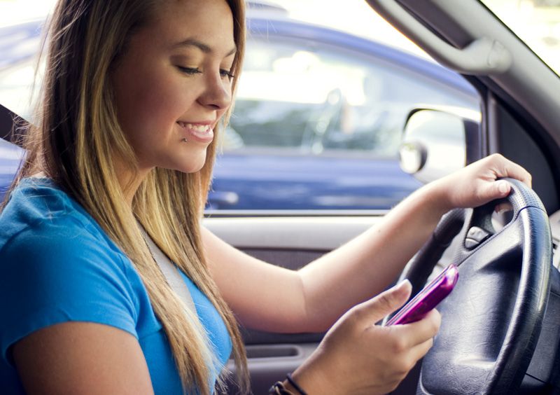Contestar un SMS al volante, más peligroso que conducir bebido