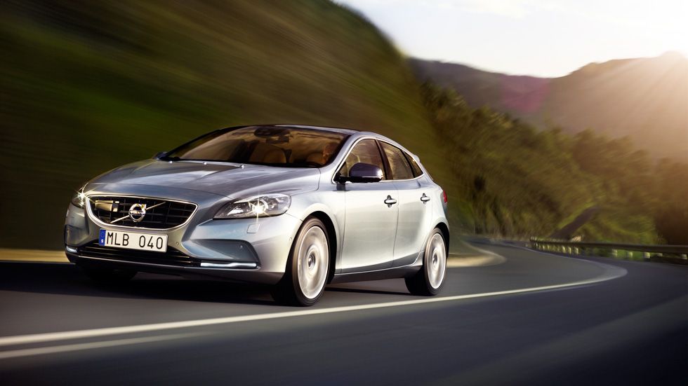 Volvo V40 y V40 Cross Country 2013, más eficientes y versátiles