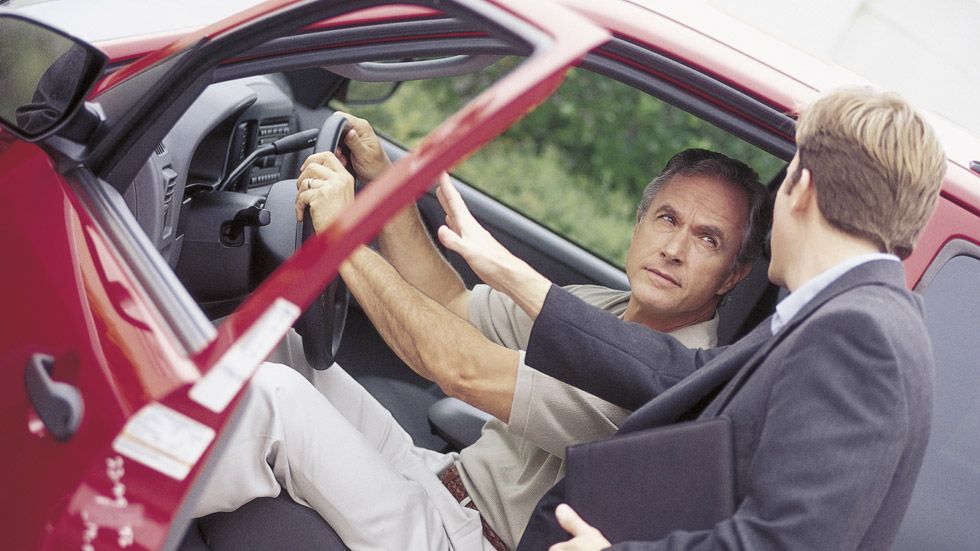 Usaban datos de indigentes para financiar la compra de coches
