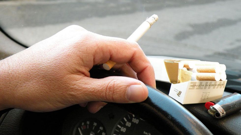 Fumar en el coche es mucho más perjudicial