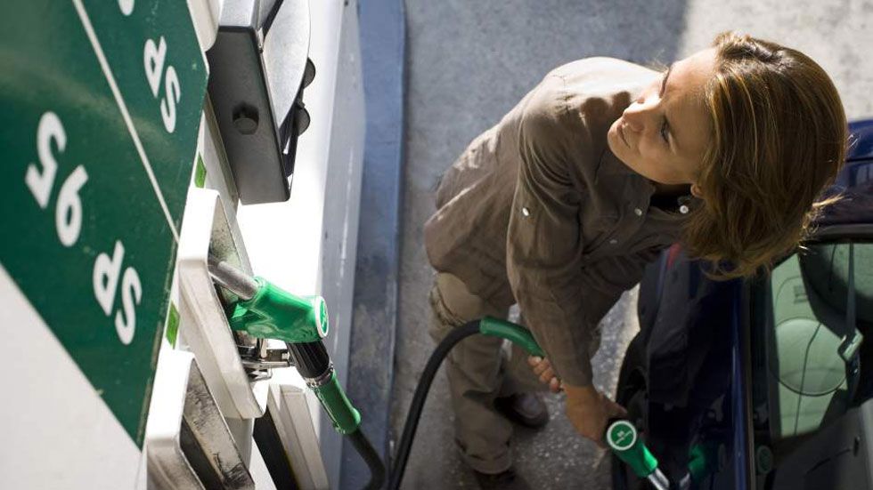 Los carburantes han reducido su precio entre un 2,33 y 2,46 por ciento