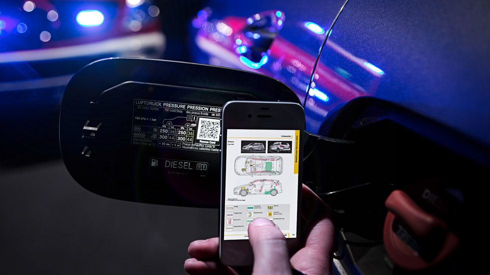 Así son los códigos QR salvavidas de Mercedes