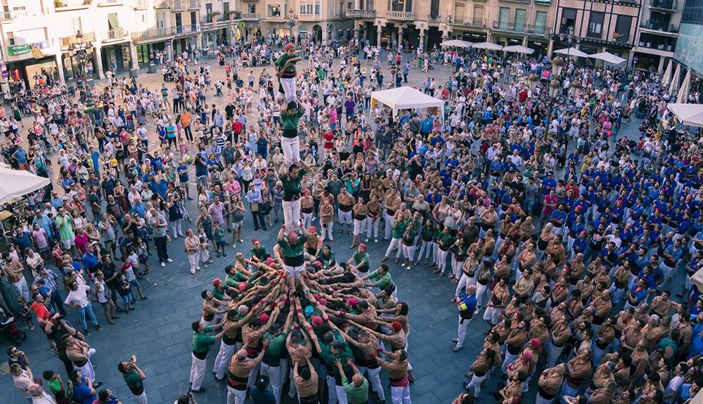 Los primeros castells se hicieron en la ciudad de Valls en 1801. Estas construcciones pueden llegar a alcanzar los diez metros de altura. iStock Los primeros castells se hicieron en la ciudad de Valls en 1801. Estas construcciones pueden llegar a alcanzar los diez metros de altura. iStock