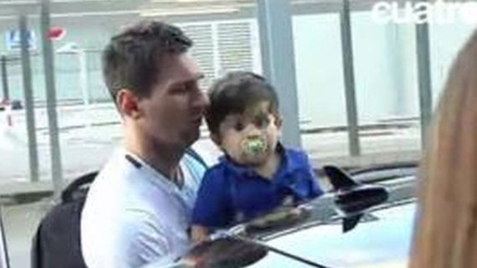 Messi, pillado llevando a su hijo en coche sin sillita infantil