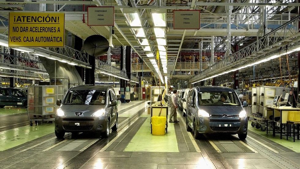 El Principe Felipe visita la planta de PSA en Vigo