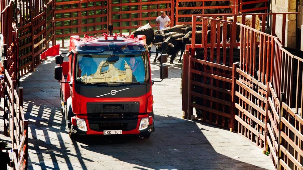 Vídeo: un camión de Volvo contra los toros