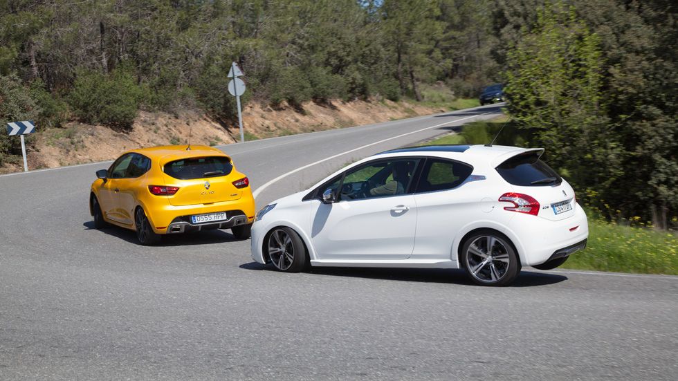 Comparativa: Peugeot 208 GTi vs Renault Clio R.S., tan fieros como los pintan