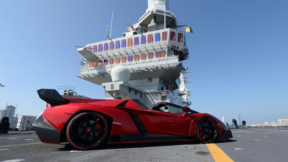 Lamborghini Veneno Roadster en un portaaviones: comienza la batalla