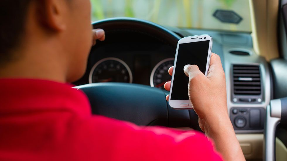Los conductores jóvenes copian los malos hábitos de los padres